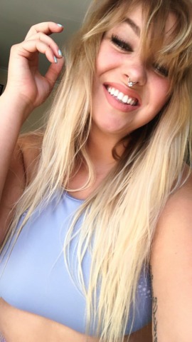 Curvy Model Buffalo | Rachelle C - Curvy Blonde 