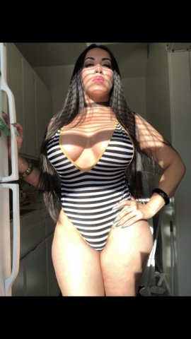 Bilingual Model Long Beach Curvy Brunette