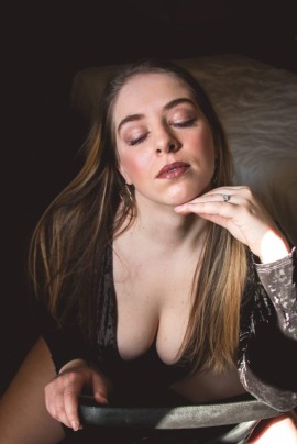 Amateur Model Milwaukee Curvy Blonde