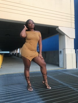 Black Curvy Model