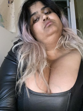 Amateur Model Vancouver Curvy Black